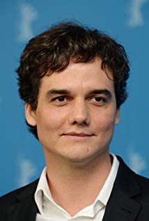 How tall is Wagner Moura?